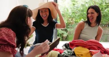 Bavulun açılmasıyla tetiklenmiş, çeşitli bayan arkadaşlar yatakta şapkalarını çekiyor, mayolarını hazırlıyorlar. Arkadaşlık, toplanma, seyahat, boş zaman, açık hava, yaşam tarzı, samimiyet