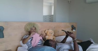 Farklı çiftlerin yatakta dinlenmelerini, evde bebek elbiseleriyle gülüp kaynaşmalarını bekliyorlar. Hamilelik, ebeveynlik, annelik, beklenti, mutluluk, birliktelik