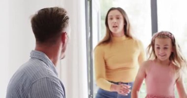 Battaniye bıraktıktan sonra aile bağları, baba-kız telefonları evde kaydırma, fotokopi alanı. Aile, bağlantı, dijital, açık hava, gündelik, mutluluk, etkileşim