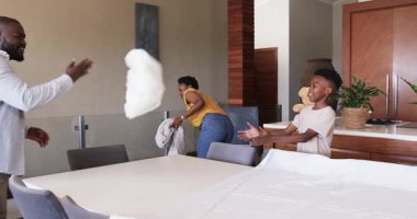 Anne ve oğul evde kutuları açıyor, gülümsüyor ve birlikte organize oluyorlar. Aile, taşınma, bağlanma, takım çalışması, birliktelik.