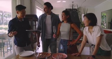 Tablet masadaki çeşitli arkadaşlara dokunuyor şarj tabaklarını inceliyor ve şarap kadehleri tokalaşıyor. İşbirliği, arkadaşlık, sosyalleşme, modern, yaşam tarzı, akşam yemeği, takım