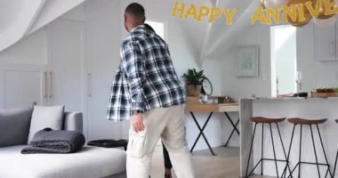 Yıldönümü afişi altında, adada bez seren ve şarap kadehleri düzenleyen bir çift, fotokopi odası. Romantizm, kutlama, yakınlık, evcil, samimi, dekorasyon, birliktelik