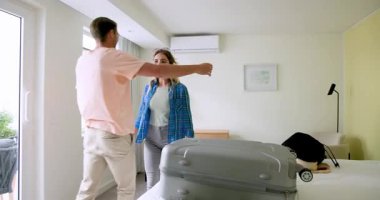 Bir kadın seyahat macerası için parlak, rahat bir yatak odasında bavulunu yatağa topluyor. bagaj, tatil, yolculuk, hazırlık, turizm