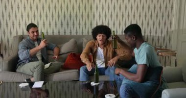 Yeşil bira şişeleriyle gelen, çeşitli erkek arkadaşları evdeki kanepeye yerleşip notları tartışan. Gündelik, arkadaşlık, tartışma, yoldaşlık, rahatlama, sosyalleşme, iç mekan.