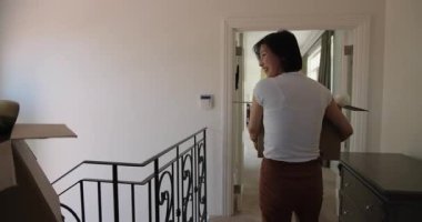 Karaya çıkan çeşitli çiftler yatak odasındaki kutuları açmak için oyuncak ayıyla birlikte geliyorlar. Evcil, rahat, sıcak, yaşam tarzı, samimiyet, yenileme