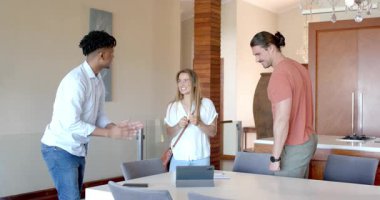 Partide, arkadaşlar tabletle masanın etrafında toplanıyor, gülümsüyor ve birlikte vakit geçiriyorlar. Teknoloji, arkadaşlık, sosyalleşme, boş zaman, birliktelik, dijital