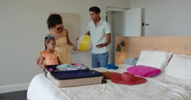 Modern evde çeşitli aile planlaması tatilleri, bavul, plaj topu ve kırmızı şapkalı. Tatil, aile, macera, planlama, neşeli, modern, boş zaman, seyahat, bağ