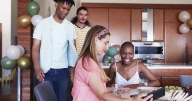 Arkadaşlar mutfakta selfie çekiyor, gülümsüyor ve gündelik toplantının keyfini çıkarıyorlar. Mutluluk, eğlence, bağlanma, birliktelik, yaşam tarzı