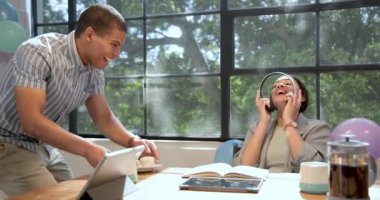 Ofisteki iş kadınına balonla süslenmiş pasta veren mutlu bir işadamı. Ofis partisi, eğlence, kutlama, iş, ofis ve iş ortamı kavramı.