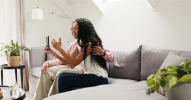 Çeşitli çiftler parlak oturma odasındaki açık gri koltukta akıllı telefonları alıp arkadaşına el sallıyorlar. Modern, yaşam tarzı, samimi, samimi, canlı, iletişim, rahatlama