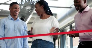 Ofiste, geniş pencereli ve endüstriyel tavanlı çeşitli iş arkadaşları kutlama yapıyor. Kutlama, takım çalışması, heyecan, birlik, mutluluk, profesyonellik, katılım