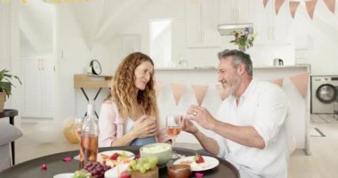 Son sınıf çifti, şarap kadehlerini kaldırıp şarküteri kurulunda yüzüklerini değiş tokuş etmelerini kutluyor. Romantizm, kutlama, yakınlık, konfor, dekor, neşe, yaşam tarzı