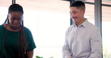 Dizüstü bilgisayar, belge ve kalemle kurdele kesme törenine katılan çeşitli iş arkadaşları. Seremoni, işbirliği, profesyonel, katılım, takım çalışması, modern, yenilik