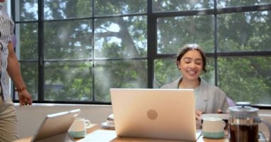 Ofisteki iş kadınına balonla süslenmiş pasta veren mutlu bir işadamı. Ofis partisi, eğlence, kutlama, iş, ofis ve iş ortamı kavramı.