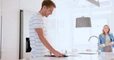 Çift modern mutfakta birlikte kahvaltı hazırlıyor, evde sabah rutininin tadını çıkarıyor. Yaşam tarzı, aile hayatı, birliktelik, yemek pişirme, ev