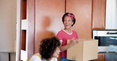 Evde sevinçle kucaklaşan, mutlu anları kutlayan iki kadın. Arkadaşlık, kutlama, mutluluk, birliktelik, bağ, bağ