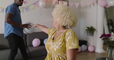 Parti için dekorasyon, çeşitli arkadaşlar pasta ve renkli balonlarla masayı düzenliyorlar. Kutlama, etkinlik, şenlik, planlama, dekorasyon, arkadaşlık