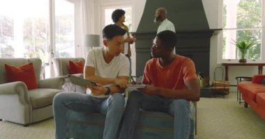 Tablet tıkırtısı, çeşitli erkek arkadaşlarının ekrana vurması, notlar yazması, kanepeye beşlik çakması. İşbirliği, takım çalışması, yenilik, modern, gündelik, ağ oluşturma, beyin fırtınası