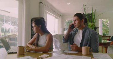 Hüsrana uğramış çift yemek masasında oturmuş gazetelerini okuyor, arıyor ve bütçeyi not ediyor. İşbirliği, planlama, iletişim, çalışma alanı, strateji, yaratıcılık, ortaklık