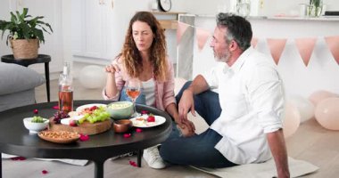 Sehpanın yanındaki minderlere kurulmuş, yaşlı çiftler şarküteri tadıyor şarap yudumluyorlar. Romantik, samimi, boş zaman, kutlama, konforlu, keyifli, birliktelik