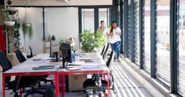 Çeşitli iş arkadaşları modern ofiste kurdele kesiyor, belgeler tutuyor, kopyalama alanı tutuyor. Tören, işbirliği, adanmışlık, profesyonellik, bağlılık, modern, takım çalışması