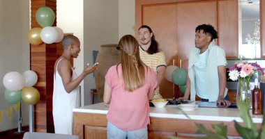 Partide, arkadaşlar mutfakta toplanır, sohbet eder ve ev partisinde atıştırmalıkların tadını çıkarırlar. Kutlama, sosyalleşme, arkadaşlık, kapalı mekanlar