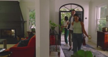 Çeşitli arkadaşlar ön kapıya gelip ev sahiplerini kucaklıyor, kahve kabul ediyor, yemek oturma planını gözden geçiriyorlar. Misafirperverlik, dostluk, modern, iç mekan, sosyalleşme, zarafet, sıcaklık