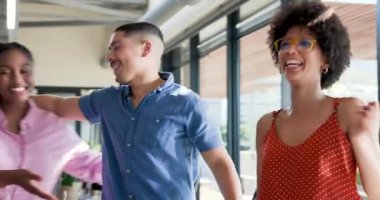 Modern ofis ortamında, parlayan konferans masası ve pencereleriyle kutlama yapan çeşitli iş arkadaşları. Kutlama, takım çalışması, başarı, mutluluk, şirket, modern, profesyonel