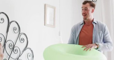 Çeşitli aileler bavullarını yatak odasına boşaltıyor ve babam yeşil yüzükle seyahat ederken gölgelikleri deniyor. Aile, tatil, eğlence, yaşam tarzı, mutluluk, iç mekan, bağ.