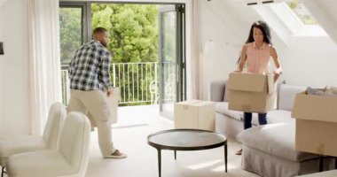 Çeşitli çiftler ev montaj masasına ve sandalyelere giriyor, mobilya odasından sonra yumruk tokuşturuyorlar. İşbirliği, ev yapımı, iç tasarım, modern, yaşam tarzı, takım çalışması, parlak