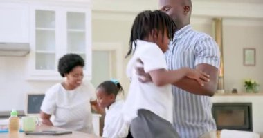 Afrikalı Amerikalı baba, tahta tezgahtaki bar taburesinde oturan genç çocuğa yardım ediyor. Ebeveynlik, yardım, modern, parlak, takım çalışması, etkileşim, aile, sıcaklık