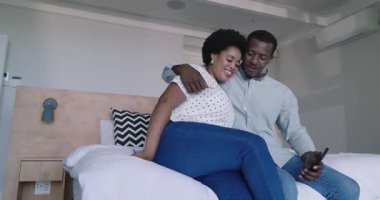 Çeşitli çiftler pozitif gebelik testinin sonucunu kutluyorlar, yatakta ve evde neşeyle kucaklaşıyorlar. Kutlama, aile, mutluluk, ebeveynlik, aşk, beklenti