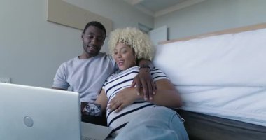 Video sohbetleri, çeşitli çiftlerin gülümsemelerini beklerken ultrason görüntülerini tutmaları, evde oturmaları. gebelik, ebeveynlik, aile, aşk, mutluluk, annelik