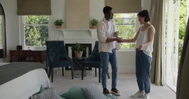 Yatak odasında piknik battaniyesi görmek, çeşitli çiftlerin içeri girmesi, çevirmesi, şarap dökmesi, atıştırmalıkları paylaşması. Romantizm, samimiyet, kutlama, eğlence, konfor, neşe, bağlantı