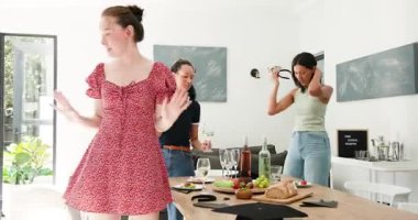 Çeşitli bayan arkadaşlar şarap kadehlerini kaldırıyor yemek masasında yeniden birleşme işareti ile kadeh kaldırıyor, dans ediyor. Kutlama, yoldaşlık, eğlence, taşra, neşe, sosyalleşme, zarafet.