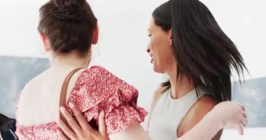 Çeşitli bayan arkadaşlar evlerinde içki bardaklarını birleşme tabelasının yanına koyuyorlar. Sosyalleşme, kutlama, arkadaşlık, zarafet, modern, yaşam tarzı, neşeli