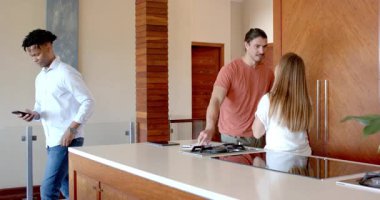 Partide, arkadaşlar modern mutfakta sohbet ediyorlar, sohbetin ve rahatlatıcı atmosferin tadını çıkarıyorlar. Arkadaşlık, gündelik, ev, yaşam tarzı, kaynaşma, boş zaman