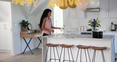 Mutfak adasında yıldönümü için çeşitli şampanyalı flüt partileri düzenleyen çift. Romantizm, kutlama, samimiyet, modern, sıcak, neşeli, samimi