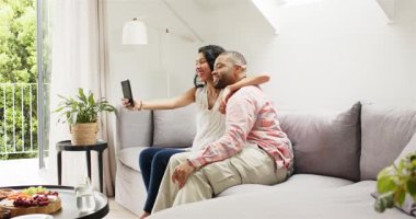 Çeşitli çiftler, evlerindeki kanepede kendi telefonlarını açıp tezahürat yaparak öpüşmeye başlıyorlar. Romantik, yaşam tarzı, çağdaş, samimi, sevecen, iletişim, mutluluk