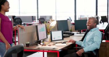 Afrika kökenli Amerikalı iş arkadaşları modern uzayda ofis doğum gününü kutluyor, masalar ve monitörlerle sohbet ediyorlar. Kutlama, takım çalışması, çalışma alanı, bağlılık, modern, neşe, arkadaşlık