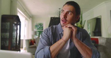 Beyaz erkek dizüstü bilgisayara bakıyor, daktilo yazıyor, deftere yazıyor ve yemek alanındaki belgeleri inceliyor. Konsantrasyon, verimlilik, çalışma alanı, tefekkür, modern, samimi, odaklanma