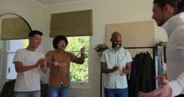 Ev provası sırasında pembe bant kullanarak omuzlarını ölçen orta yaşlı İspanyol stilist. Terzilik, moda, giyim, zanaat, günlük, işbirliği, profesyonel