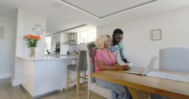 Video sohbeti, çeşitli çiftler evde birlikte vakit geçiriyorlar, dizüstü bilgisayar kullanıyorlar ve gülümsüyorlar. birliktelik, teknoloji, mutluluk, bağ, yerli, yaşam tarzı