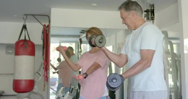 Spor salonuna son sınıf çifti giriyor ellerinde pembe ve siyah halterler, aynada spor olsun diye kollarını kıvırıyorlar. Fitness, power, wellness, training, motivasyon, life style, health