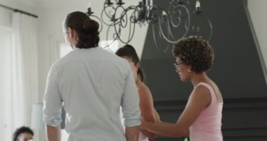 Çeşitli arkadaşlar yemek alanında yeni halkaları incelerken nefes nefese kalıyorlar ve gülüyorlar. Kutlama, dostluk, zarafet, sıcaklık, sosyal yaşam tarzı, modern