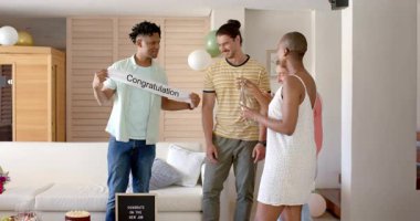 Arkadaşlar yeni işi pasta ve dekorasyonla kutluyorlar, mutlu bir şekilde gülümsüyorlar. Kutlama, dostluk, mutluluk, başarı, parti, toplanma