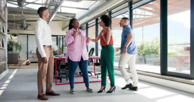 Çeşitli iş arkadaşları modern ofis ortamında neşeli enerjiyle kontratı kutluyor. Kutlama, işbirliği, takım çalışması, motivasyon, başarı, ofis, modern