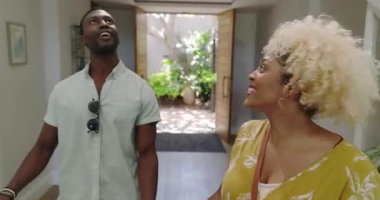 Evdeki parlak koridorda farklı arkadaşlarla konuşup gülerken mutlu ol. Arkadaşlık, sosyalleşme, iç mekan, sohbet, mutluluk, bağ