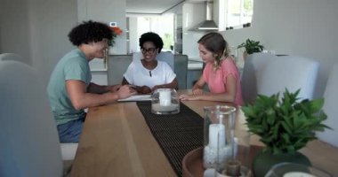 Afrika kökenli Amerikalı danışman. Evinde açılış klasörü. Kapanış kağıtlarını imzalayan ve el sıkışan çift. Profesyonel, istişare, anlaşma, ortaklık, müzakere, modern, hoş geldin