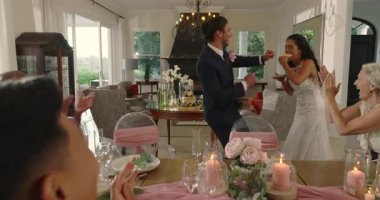 Pasta kestikten sonra, çeşitli yeni evli çiftler resepsiyonda birbirlerine pasta dilimleri yediriyorlar. Düğün, kutlama, romantizm, neşe, samimiyet, zarafet, etkinlik